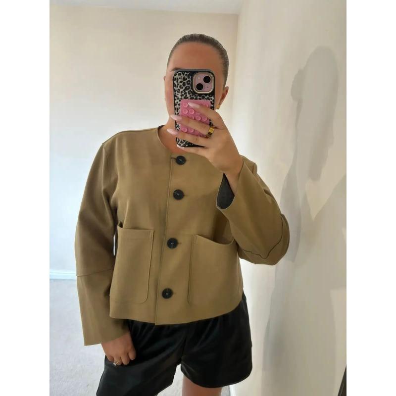 Karina | Kvinno Kort Casual Jacka med Fronknappar