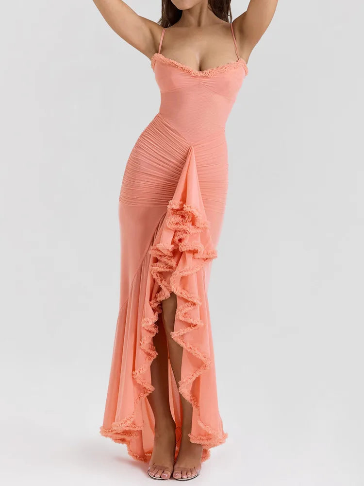 Augusta | Dam Stroplös Klänning med Volanger och High-Low Design för Bröllopsgäst