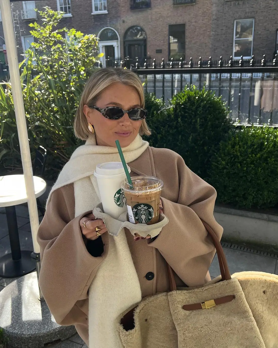 Ronja | Kvinno Korta Ullblandad Kappa med Knappar